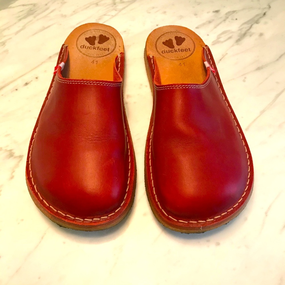 Duckfeet size 41 red leather clogs
